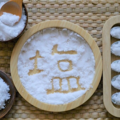 塩で「塩」という文字を書いた写真