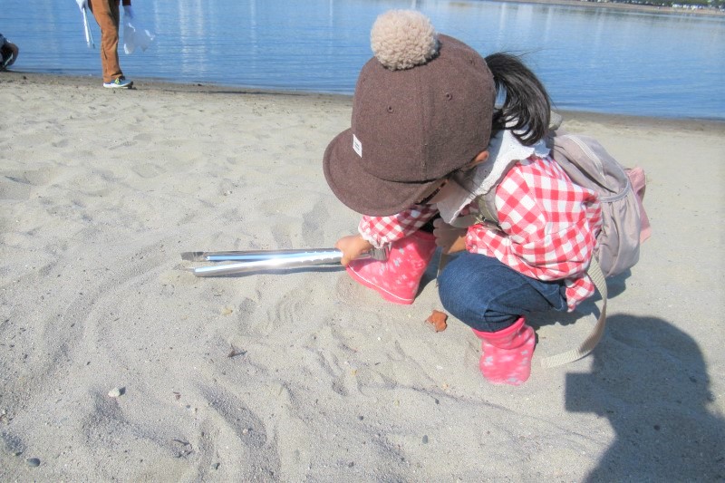 ビーチクリーン（海辺の清掃活動）に参加する女の子