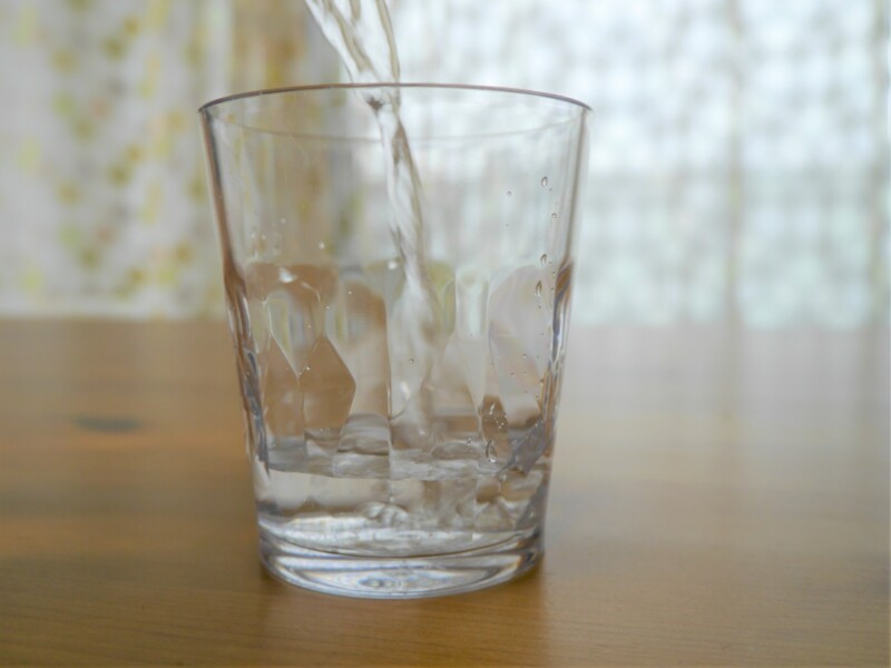 にがりをコップに注ぐ様子