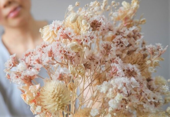 ドライフラワー&肌荒れを克服して微笑む女性