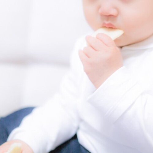 お菓子を食べる小さな子ども