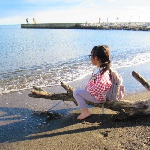 海辺で遊ぶ女の子