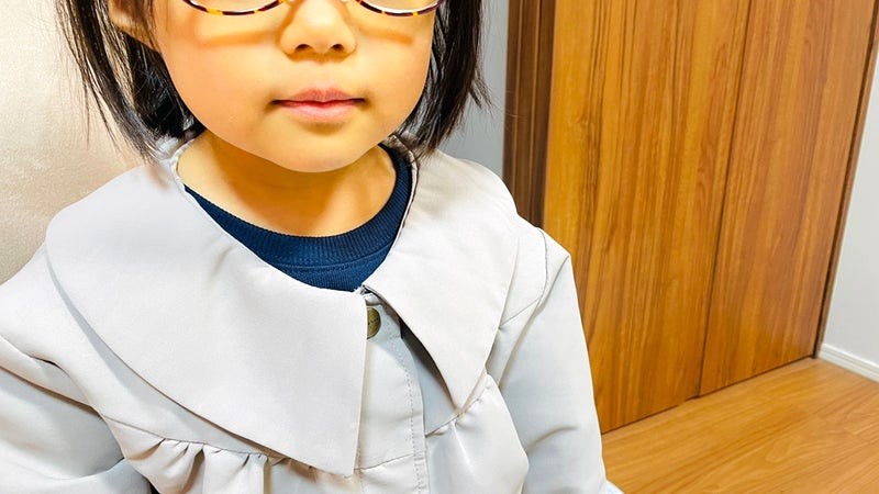 小児弱視・矯正用眼鏡をかける女の子