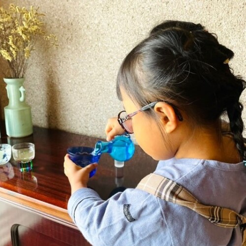 小児弱視用治療用眼鏡をかける女の子