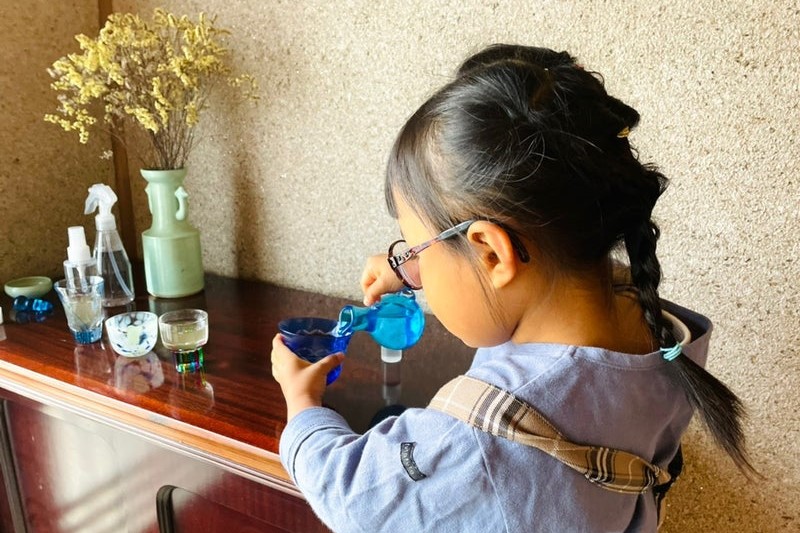 小児弱視用治療用眼鏡をかける女の子